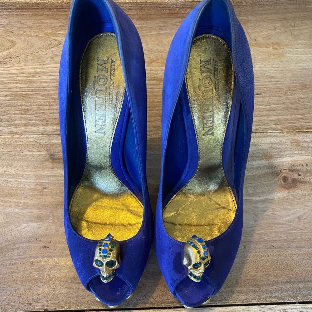 Alexander McQueen iconic skull stilettos sz 40.